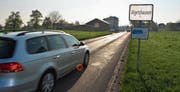 Damit die Autofahrer vom Gaspedal gehen, wird in Algetshausen und Oberstetten vor dem Innerortsbereich die Strasse mit Eingangstoren verengt. (Bild: Urs Bänziger)