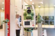 Leica Multi-Messstationen sind seit Jahren Marktführer und werden weltweit etwa auf Baustellen und Gebäudevermessungen eingesetzt. (Bild: Hanspeter Schiess)