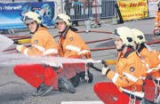 Wasser marsch! Tom Kühnis aus Oberriet und Corina Freund aus Hinterforst am Strahlrohr.