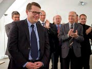 Beni Würth, CVP, nimmt Applaus für seine Wahl entgegen (Bild: Keystone)