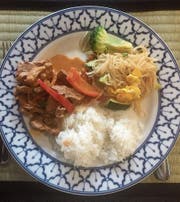 Schweinefleisch mit Curry, gebratene Eiernudeln mit Gemüse und weisser Reis auf dem Teller ergeben ein leckeres Menü. (Bild: Martin Knoepfel)