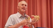 Pfarrer Markus Schöbi erklärte die Verschiedenartigkeit der Menschen anhand der unterschiedlich grossen Figuren einer dreiteiligen Babuschka. (Bilder: Andrea Häusler)
