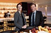 Bei einem Apéro mit geladenen Gästen ist heute Stabsübergabe im Hotel Säntispark. Vera Wichmann übergibt an Roland Rhyner. (Bild: Ralph Ribi)