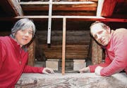 Segler-Spezialistin Gaby Schneeberger und Richard Hofmann von der Merz und Egger AG vor den Nistkästen.
