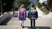 Am ersten Schultag stehen die Schulkinder im Fokus vieler Kameras. (Bild: Benjamin Manser (Gossau, 15.8.2016))