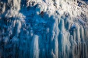 F†R DAS MAGAZIN LEBEN UND GENUSS IN DER OSTSCHWEIZ Ein Mann beim Eisklettern an einem Wasserfall im Weisstannental im Kanton St. Gallen, am Sonntag, 29. Januar 2017, in Weisstannen. © Benjamin Manser / TAGBLATT (Bild: Benjamin Manser (Benjamin Manser))