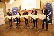 Die Podiumsteilnehmer an der No-Billag-Debatte der Jungfreisinnigen in Wattwil (von links): Noah Menzi, Olivier Kessler, Ramiz Ibrahimovic (Diskussionsleiter), Thomas Ammann und André Moesch. (Bild: Martin Knoepfel)