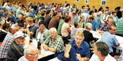 50 Jahre nach dem Ereignis hat man es zwar lustig miteinander und geniesst das Konzert der Musikgesellschaft Rüthi. Manchen, die bei dem Unwetter dabei waren, und das sind doch nicht wenige, wurde es angesichts der Bilder von damals aber vielleicht doch ein wenig unwohl. (Bild: Max Tinner)