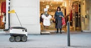 Der Lieferroboter bewegt sich im Schritttempo durch die Fussgängerzone. (Bild: Christian Merz/Keystone (Zürich, 29. August 2017))