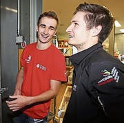 Die beiden Schreiner Fabio Holenstein und Sven Bürki beim Verladen des Materials für die Berufsweltmeisterschaften. (Bild: PD)