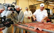 René Torzis Weltrekord-Cordon-bleu weckt das Interesse der internationalen Medien – und stärkt den Zusammenhalt im Basler Quartier. (Bild: Annette Boutellier)