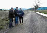 Landwirt Andreas Nüesch (v. l.), Stefan Zeller, Mitarbeiter der Klaus Büchel Anstalt, Ingenieurbüro für Agrar- und Umweltberatung in Mauren, und Patrick Metzler, Feldmeister der Ortsgemeinde Balgach, sind mit dem Verlauf der Arbeiten an der Rietach zufrieden. (Bild: Kurt Latzer)