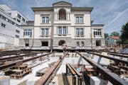 Bald bereit für den grossen Rutsch: Auf den stählernen Schienen wird die Villa Jacob nach vorne geschoben. (Bild: Urs Bucher)