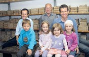 Ein aktueller Stammeszweig der «Blääche»: Emil Streule jun. mit Sohn Aurel, Emil Streule sen. und Thomas Streule mit seinen Töchtern Anina, Mirja und Anuba (von links). (Bild: rom)
