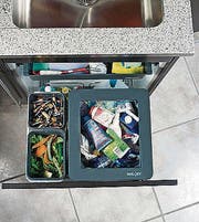 Abfallsysteme gibt es in unterschiedlicher Grösse und auch die Auszüge können separat gewählt werden. Auch in die Arbeitsplatte lassen sich integrierte Abfallsammler einbauen. (Bild: pd)