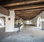 Auch an einem sonnigen Tag dringt nur wenig Tageslicht herein: Die wuchtige Balkendecke, die Pflastersteine und Rundbögen prägen das Erdgeschoss des Waaghauses am Bohl. (Bild: Hanspeter Schiess)