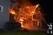 Ein Feuerwehrmann im Einsatz beim brennenden Haus. (Bild: Kapo AR)