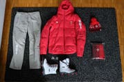 Hosen, Jacken, Socken, Schuhe, Mütze, Poloshirt, Pullover, Schal – Das Kleiderpaket lässt kaum Wünsche offen. (Bild: Jan Scherrer)