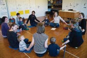 Musikpädagogin Esther Strässle (links vor dem Pult) singt mit Kindern unter vier Jahren und ihren Müttern im Schulhaus in Engelburg. (Bild: Ralph Ribi)