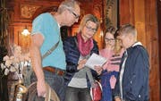 Familie Stark brütet in der Ottikerstube über den rätselhaften Aufgaben, die im Heftblock aufgeführt sind (Bilder: Kathrin Meier-Gross)