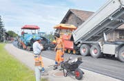 Zwischen der Bergwis Niederwil und dem Sonnenberg auf 680 Metern Höhe wurde ein neuer Deckbelag eingebaut. (Bild: zi.)