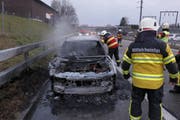 Das Fahrzeug ist vollständig ausgebrannt. (Bild: Kapo SG)