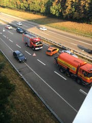 Die Einsatzkräfte sichern die Spuren des Unfalls. (Bild: Simon Dudle)