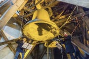 Glöckner im Einsatz: Karl Schimke (links) lässt gemeinsam mit Helfern die Glocken in der Dreifaltigkeitskirche erklingen. (Bild: Hanspeter Schiess)