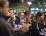 «Je suis Charlie»: Kundgebung für die Opfer des Pariser Mordanschlags in St. Gallen. (Bild: Michel Canonica)