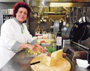 Zita Carnier kocht mit südländischer Überschwenglichkeit, mit viel Liebe und mit ebenso viel Butter und Rahm. (Bild: Max Tinner)