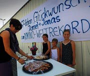 Häggenschwil - Teenager Daniel Huwiler und Jonas Oswald stellen in Häggenschwil einen Domino Weltrekord mit 40000 Steinen auf (Bild: (Ralph Ribi))