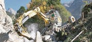 Beim Aufräumen infolge Naturkatastrophen fehlt der Menzi Muck nie. (Bild: pd)