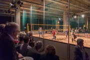 Volle Tribüne beim Plauschmatch der Coop Beachtour: Mitten in der Olma-Halle fühlt man sich wie im August am Weltklasse-Turnier beim Rorschacher Hafenbahnhof. (Bild: Benjamin Manser)