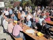 Nach dem Gottesdienst genossen die Pfarreiangehörigen den schönen Herbsttag. (Bild: Bea Näf)