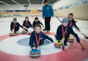 Die Schweizer Meister der Unter-13-Jährigen (von links hinten): Andrin Ziltener, Tobias Hilfiker, Timon Biehle, Alissa Rudolf, Trainerin Patricia Matt, Lucca De Toffol und Jonathan Flury. (Bilder: Ralph Ribi)