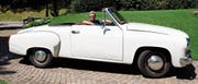 Zimmermann Josef Kleger in seinem Wartburg-Cabriolett: «Ich kann mir kein schöneres Auto für gemütliche Ausfahrten vorstellen.» (Bild: Serge Hediger)