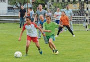 Die Kinder sind in der Überzahl: In jeder Mannschaft spielen drei Eltern und vier Kindern miteinander.