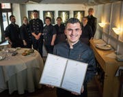 Von 0 auf 15 Punkte: Agron Lleshi und sein fast komplettes «Jägerhof»-Team. (Bild: Michel Canonica)