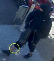 Der gesuchte Bankräuber hat auf der Innenseite der rechten Wade ein auffälliges Merkmal. (Bild: pd)