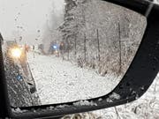 Das Polizeiauto kam von der Strasse ab und verfing sich im Wildschutzzaun. (Bild: Leserreporter FM1Today)