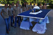 Die Bühler-Mitarbeitenden haben für den Bau des Solarmobils viele Freizeitstunden eingesetzt, jetzt freuen sie sich auf das Rennen in Australien. (Bild: Urs Bänziger)