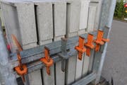 Über eine Tonne wog jene Betonplatte, welche den Mann schwer verletzte - der Arbeiter starb später im Spital. (Bild: Stapo SG)