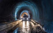 Noch fahren Lastwagen durch den Ruckhaldetunnel. Ab August gibt es erste Testfahrten mit den neuen Zügen. (Bild: Michel Canonica)