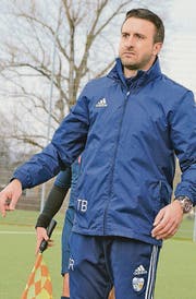 Ungläubig blickend verfolgt Widnaus neuer Trainer Tomislav Bundovic einen weiteren missratenen Abwehrversuch seiner Spieler. (Bild: Yves Solenthaler)
