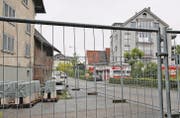 Links die ehemalige Getränkehandlung Walser. Dort hätte vor vier Jahren ein Wohn- und Geschäftshaus mit Platz für vier Geschäftslokale realisiert werden sollen. Wird dieses Bauvorhaben bald wieder aktuell? (Bild: Susi Miara)