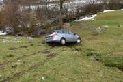 Das Auto kam in einem Bach zum Stillstand. (Bild: Kapo SG)