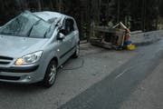 Am Auto sowie am Kleinbagger entstand Totalschaden. Die Autofahrerin wurde verletzt. (Bild: Kapo AR)