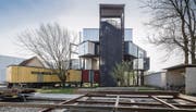 Ehemaliges Fabrikareal der Viscose, Künstler und Architekt Spallo Kolb hat hier in einem Work in Progress ein architektonisches Experimentierfeld erschlossen. (Bild: Hanspeter Schiess)