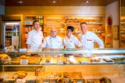 Noch bis zu seiner Pensionierung am 17. Juni betreibt Albin Egger seine Bäckerei im Dorfzentrum von Mörschwil. Am 19. Juni eröffnet das «Gschwend» mit den Geschäftsführern Guido Schildknecht (links) sowie Manuela und Wisi Signer seinen fünften Standort. (Bild: Urs Bucher)