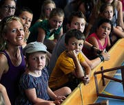Häggenschwil - Teenager Daniel Huwiler und Jonas Oswald stellen in Häggenschwil einen Domino Weltrekord mit 40000 Steinen auf (Bild: (Ralph Ribi))
